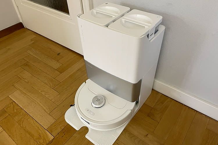 Einige Absaugstationen in unserem Saugroboter Test haben keine abgedeckten Tanks Einige Absaugstationen in unserem Saugroboter Test haben keine abgedeckten Tanks