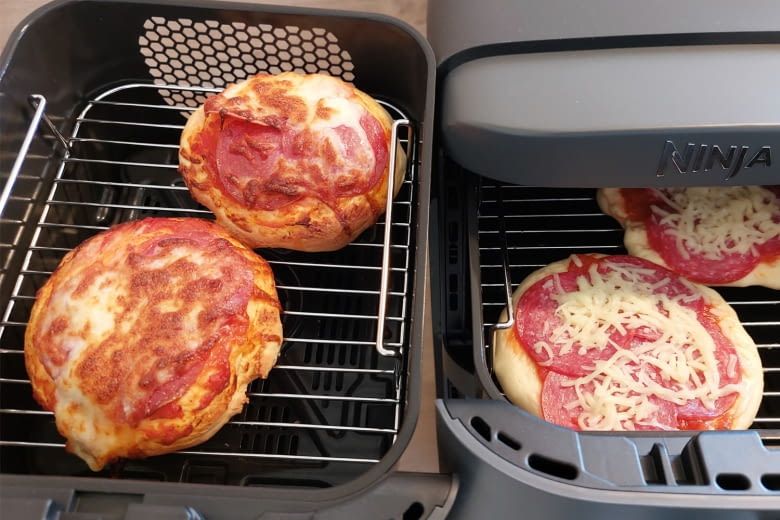 Links ist hier die fertige Pizze zu sehen, rechts die rohe Variante Links ist hier die fertige Pizze zu sehen, rechts die rohe Variante