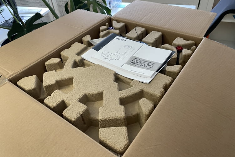 Die Verpackung des Eureka Saugroboters bestand vorbildlich aus wenig Plastik Die Verpackung des Eureka Saugroboters bestand vorbildlich aus wenig Plastik