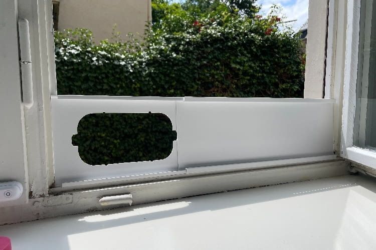 Der mitgelieferte Fenstereinsatz kann individuell auf die passende Größe verschoben werden Der mitgelieferte Fenstereinsatz kann individuell auf die passende Größe verschoben werden