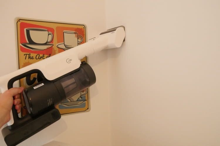 Als Handstaubsauger ist das Gerät etwas großzügiger gestaltet, lässt sich aber gut bedienen Als Handstaubsauger ist das Gerät etwas großzügiger gestaltet, lässt sich aber gut bedienen