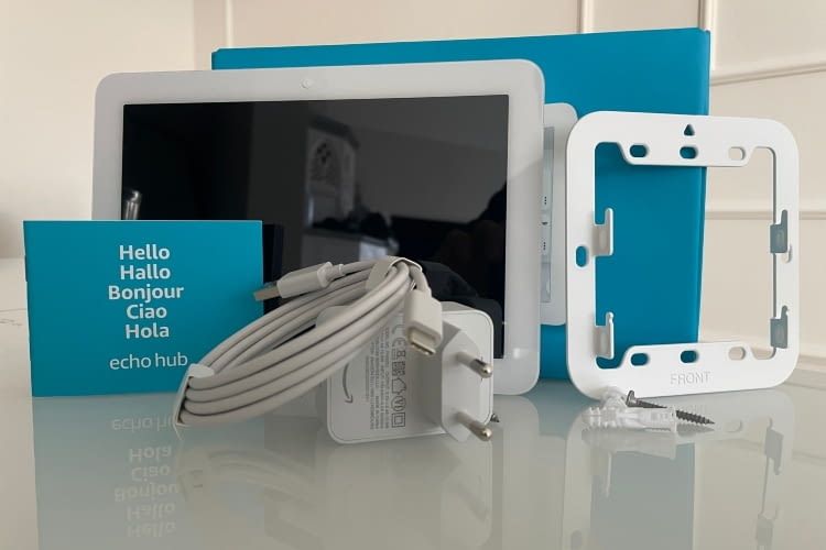 Der Echo Hub kommt im typischen Alexa-Karton und mit Montageplatte Der Echo Hub kommt im typischen Alexa-Karton und mit Montageplatte