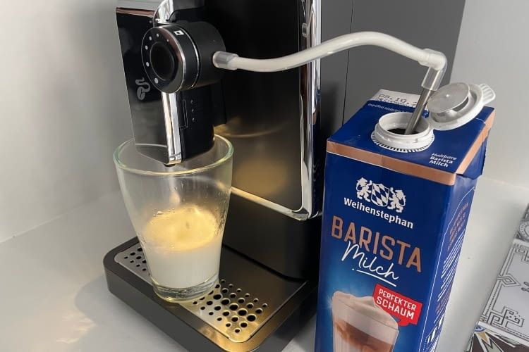 Mit Kuhmilch produzierte die Esperto Pro guten Milchschaum, bei Hafermilch kam die Maschine schnell an ihre Grenzen Mit Kuhmilch produzierte die Esperto Pro guten Milchschaum, bei Hafermilch kam die Maschine schnell an ihre Grenzen