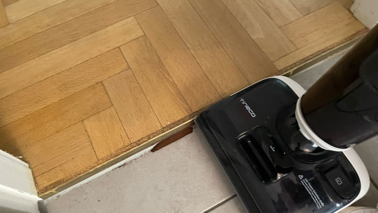 Auch die Kantenreinigung gelang im Tineco Floor One S5 Stretch Extreme Test gut Auch die Kantenreinigung gelang im Tineco Floor One S5 Stretch Extreme Test gut
