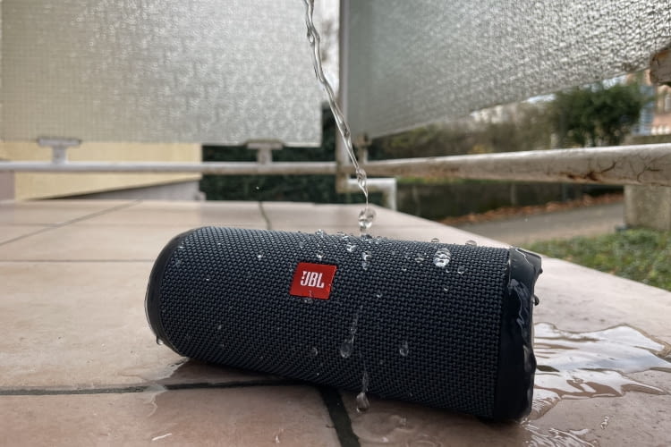 Die JBL Flip Essential 2 ist wasserfest Die JBL Flip Essential 2 ist wasserfest