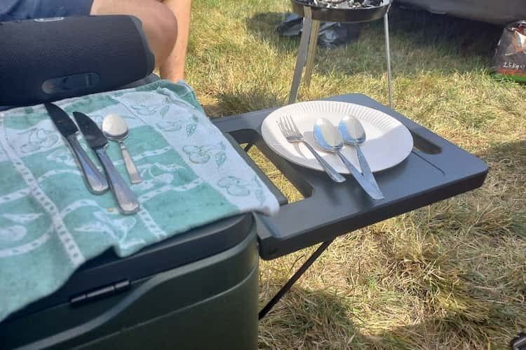 Der Klapptisch kann in vielen Szenarien praktisch sein Der Klapptisch kann in vielen Szenarien praktisch sein
