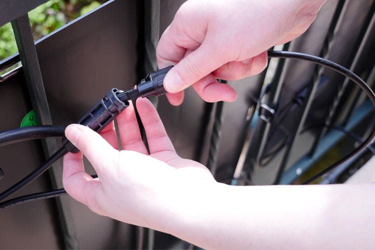 Die Verkabelung von Balkonkraftwerken ist meist mit wenigen Handgriffen möglich Die Verkabelung von Balkonkraftwerken ist meist mit wenigen Handgriffen möglich