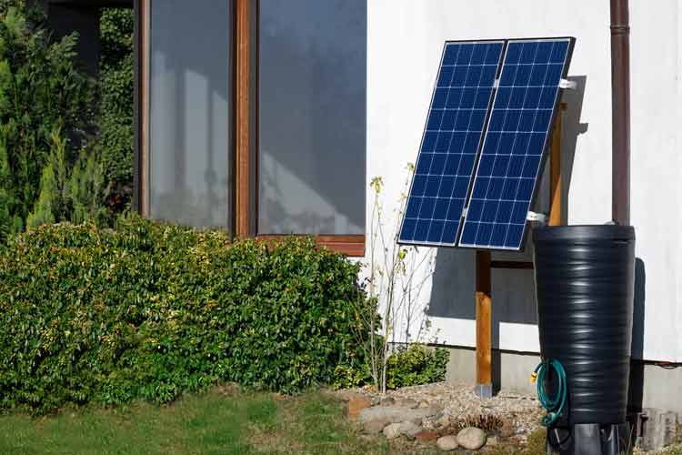 Ein Balkonkraftwerk findet auch in sonnigen Hinterhöfen oder Gärten einen Platz Ein Balkonkraftwerk findet auch in sonnigen Hinterhöfen oder Gärten einen Platz