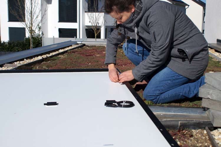 Balkonkraftwerk Halterungen lassen sich in der Regel direkt am Solarmodul festschrauben Balkonkraftwerk Halterungen lassen sich in der Regel direkt am Solarmodul festschrauben