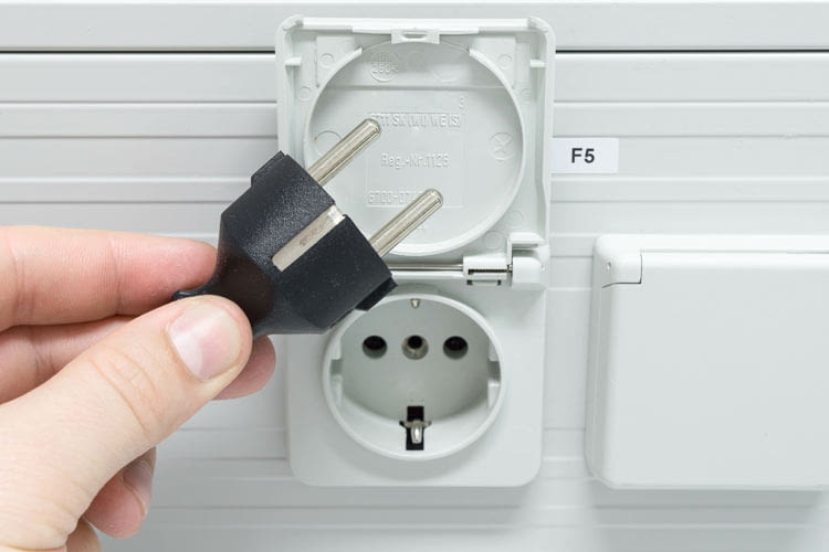 Fast alle Balkonkraftwerke können mit einem Schuko-Stecker genutzt werden Fast alle Balkonkraftwerke können mit einem Schuko-Stecker genutzt werden