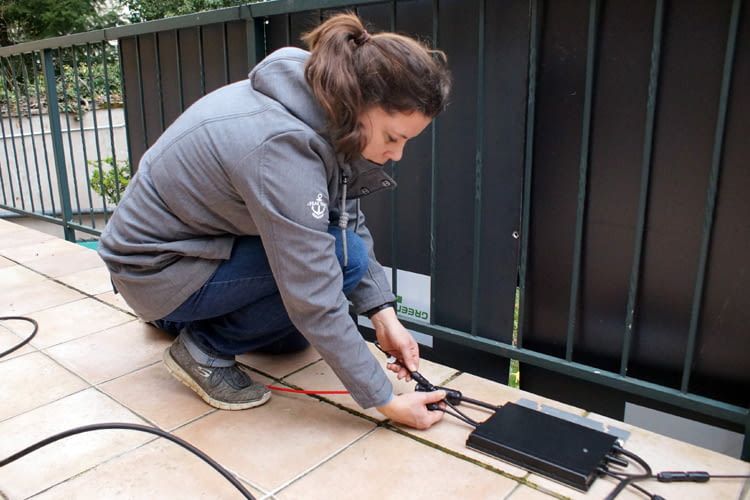 Wir haben u.a. die Leichtmodule von Green Solar an einem Terrassengeländer montiert Wir haben u.a. die Leichtmodule von Green Solar an einem Terrassengeländer montiert