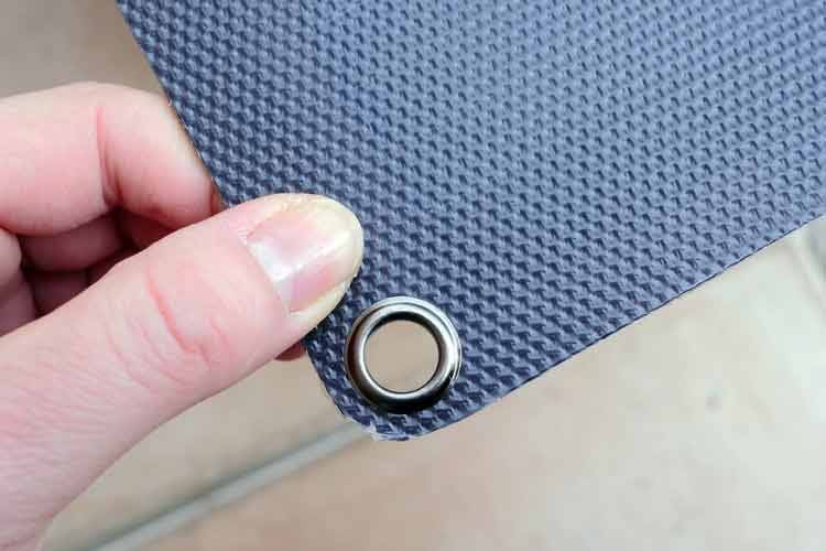 Einige Solarmatten sind sogar leicht genug, um sie über Ösen mit Kabelbindern zu fixieren Einige Solarmatten sind sogar leicht genug, um sie über Ösen mit Kabelbindern zu fixieren