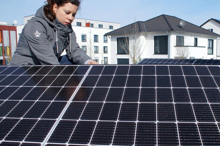 Vor der Montage ist eine Rücksprache mit dem Hauseigentümer sinnvoll Vor der Montage ist eine Rücksprache mit dem Hauseigentümer sinnvoll