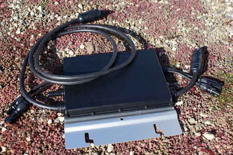 Hier ist der Wechselrichter aus unserem Yuma Balkonkraftwerk Test zu sehen Hier ist der Wechselrichter aus unserem Yuma Balkonkraftwerk Test zu sehen