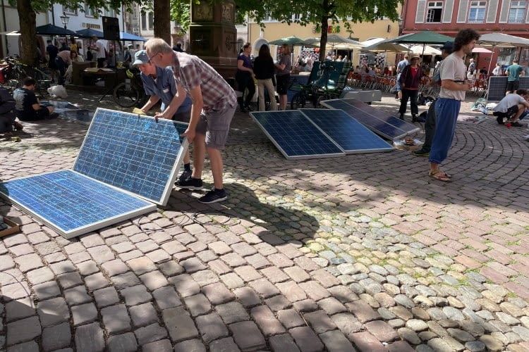 Beim Zusammenbau der Balkonkraftwerke halfen 50 freiwillige Experten Beim Zusammenbau der Balkonkraftwerke halfen 50 freiwillige Experten