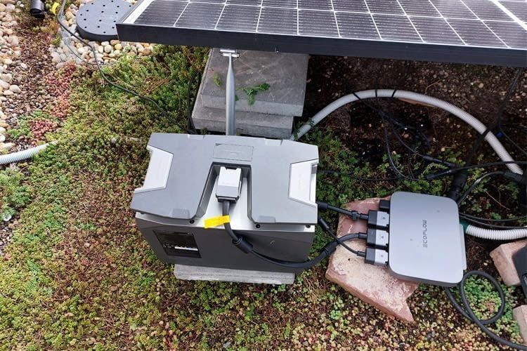 Hier ist der Speicher (links) mit dem EcoFlow Wechselrichter gekoppelt Hier ist der Speicher (links) mit dem EcoFlow Wechselrichter gekoppelt