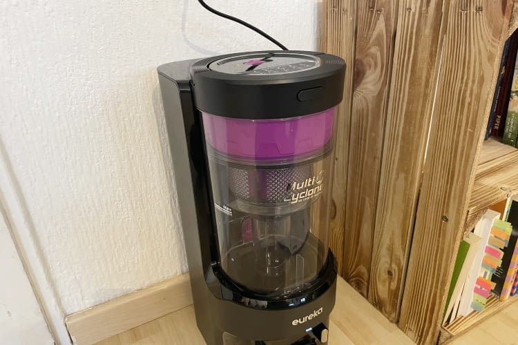 Die beutellose Ansaugstation des Eureka ist kleiner als die meisten Stationen auf dem Markt Die beutellose Ansaugstation des Eureka ist kleiner als die meisten Stationen auf dem Markt