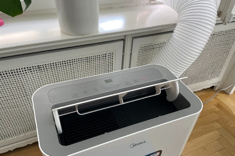 Die Luftöffnung öffnet und bewegt sich beim Einsatz der Ventilation Die Luftöffnung öffnet und bewegt sich beim Einsatz der Ventilation