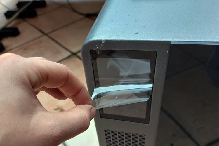 An der Vorderseite des Speichers befinden sich zwei Schutzfolien An der Vorderseite des Speichers befinden sich zwei Schutzfolien