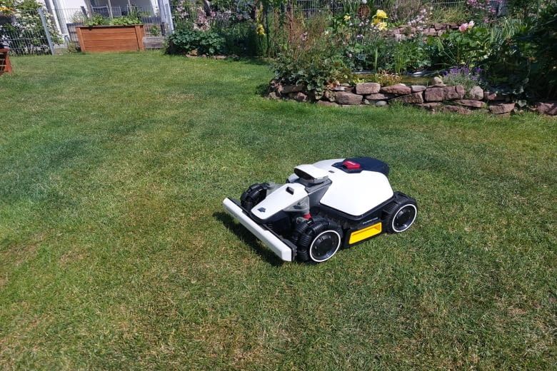 Diese Mammotion Modell sieht aus wie ein kleines Rennauto Diese Mammotion Modell sieht aus wie ein kleines Rennauto