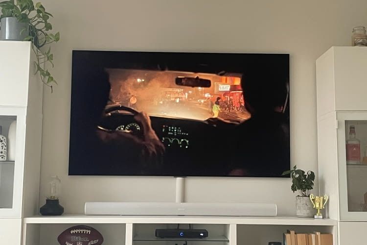 Optisch fügt sich die Arc Ultra hervorragend in das Wohnzimmer ein Optisch fügt sich die Arc Ultra hervorragend in das Wohnzimmer ein