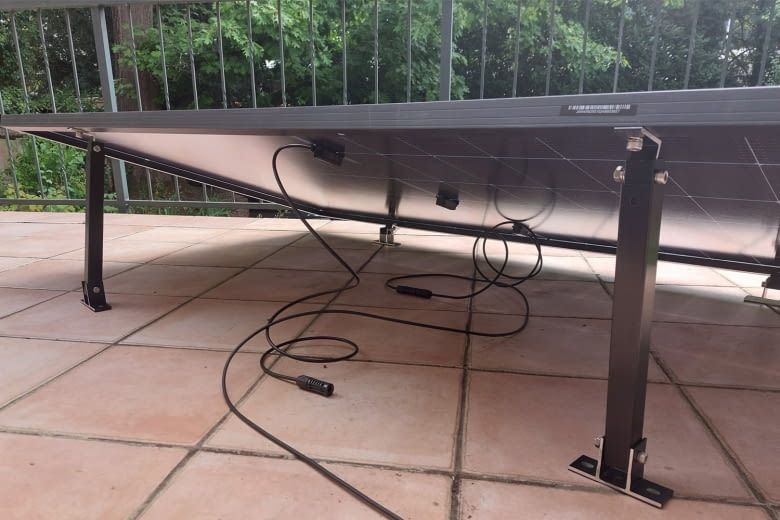 Diese eher unübliche Flachdachhalterung muss mit dem Untergrund verschraubt werden Diese eher unübliche Flachdachhalterung muss mit dem Untergrund verschraubt werden