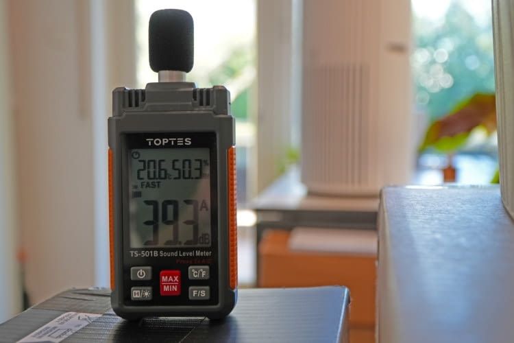 Auf Stufe 1 nimmt man den COWAY Airmega 350 kaum wahr. Im Sleepmodus ist das Gerät sogar noch deutlich leiser. Auf Stufe 1 nimmt man den COWAY Airmega 350 kaum wahr. Im Sleepmodus ist das Gerät sogar noch deutlich leiser.