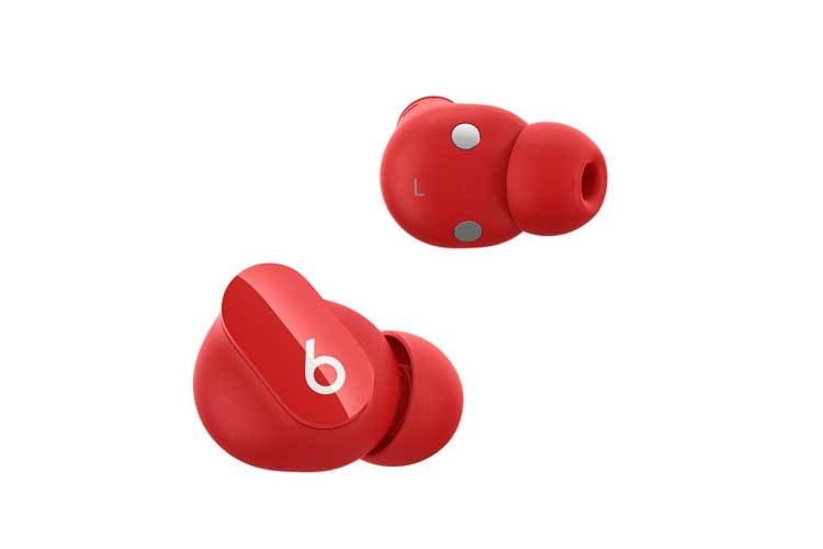 Farblich haben Nutzer die Wahl, ob sie die Beats Studio Buds in rot, weiß oder schwarz auswählen wollen Farblich haben Nutzer die Wahl, ob sie die Beats Studio Buds in rot, weiß oder schwarz auswählen wollen