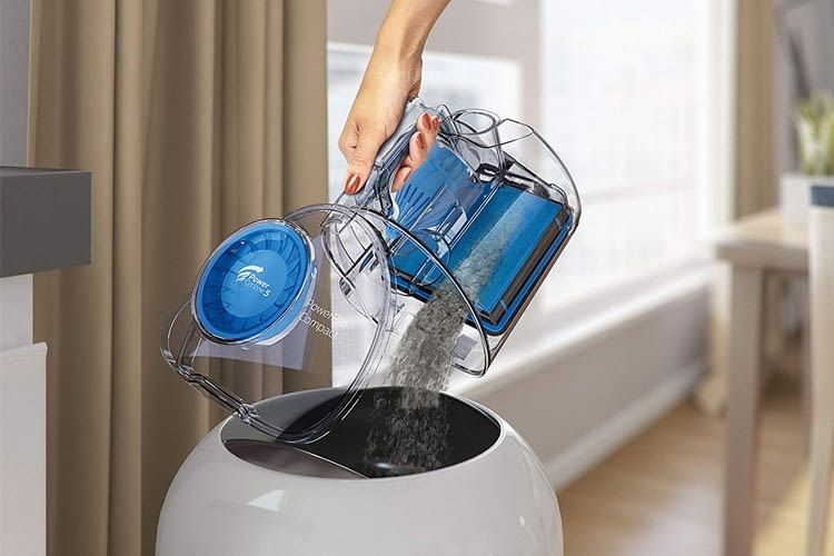 Der 1,5 Liter Staubbehälter lässt sich mit wenigen Handgriffen schnell und einfach leeren Der 1,5 Liter Staubbehälter lässt sich mit wenigen Handgriffen schnell und einfach leeren