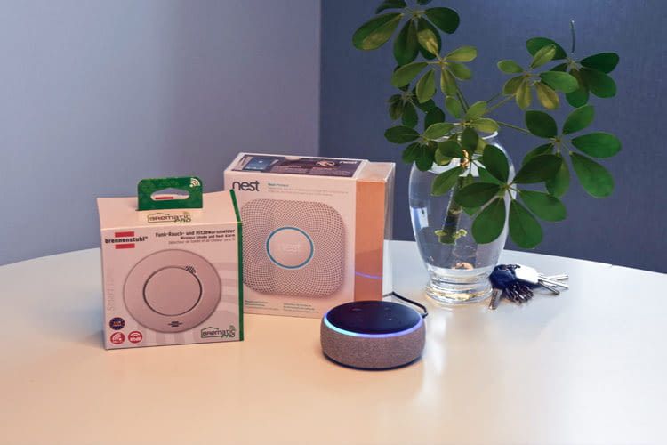 Ein Smart Speaker (hier: Echo Dot 3) kann z.B. automatisch mit Rauchmeldern kommunizieren Ein Smart Speaker (hier: Echo Dot 3) kann z.B. automatisch mit Rauchmeldern kommunizieren