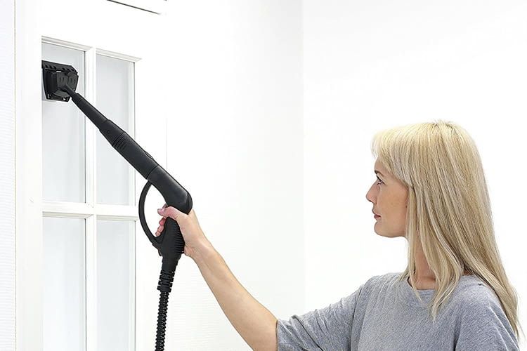 Für die Fensterreinigung wird ein spezieller Aufsatz mitgeliefert Für die Fensterreinigung wird ein spezieller Aufsatz mitgeliefert