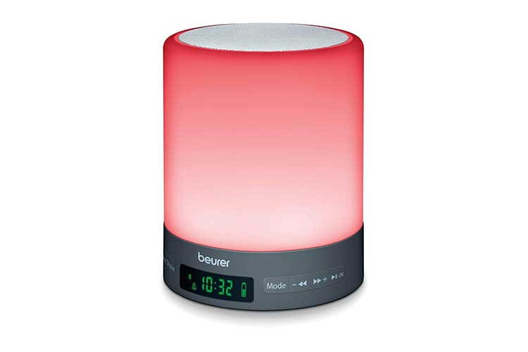 Der Beurer WL 50 Lichtwecker verfügt über einen integrierten Akku und lässt sich dank Bluetooth mit dem Smartphone verbinden Der Beurer WL 50 Lichtwecker verfügt über einen integrierten Akku und lässt sich dank Bluetooth mit dem Smartphone verbinden