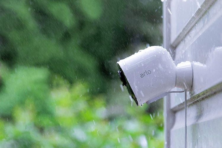 Arlo Ultra ist wasserfest, UV-beständig und auch draußen überall kabellos montierbar Arlo Ultra ist wasserfest, UV-beständig und auch draußen überall kabellos montierbar