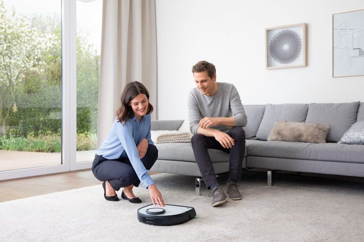 Kobold VR300 ist nur 9cm hoch und passt somit auch unter viele Möbel Kobold VR300 ist nur 9cm hoch und passt somit auch unter viele Möbel
