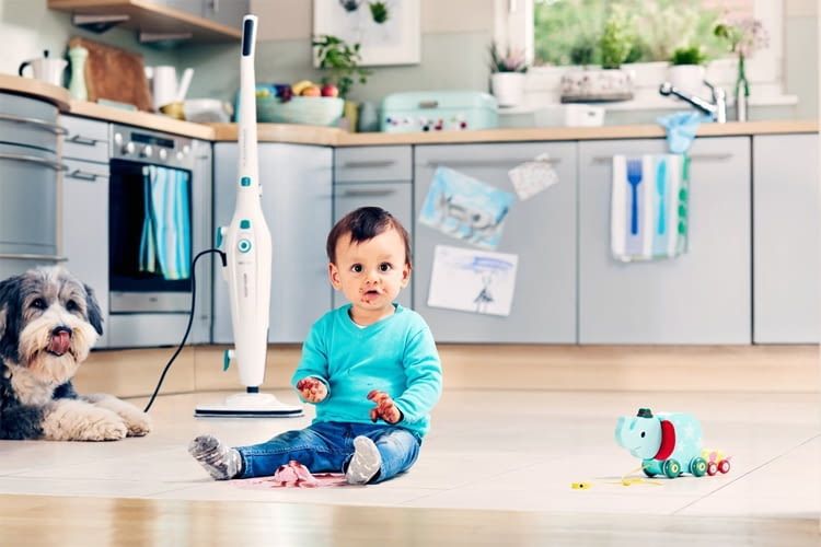 Passiert mal ein Malheur, hilft der Dampfreiniger dessen Spuren schnell zu beseitigen Passiert mal ein Malheur, hilft der Dampfreiniger dessen Spuren schnell zu beseitigen