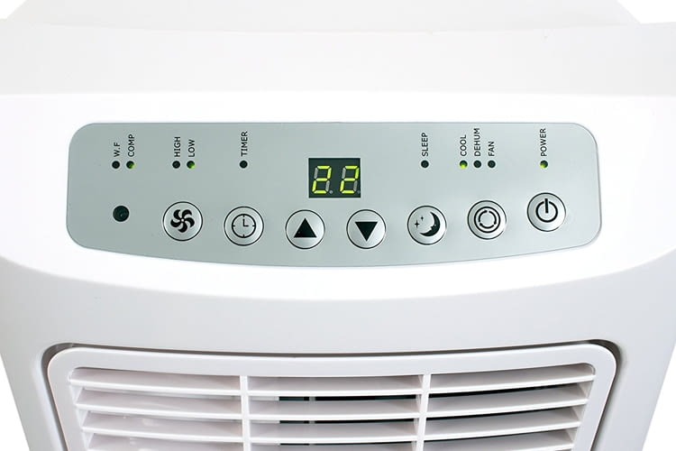 Dieses Klimagerät kann mit dem integrierten Display oder per Fernbedienung gesteuert werden Dieses Klimagerät kann mit dem integrierten Display oder per Fernbedienung gesteuert werden