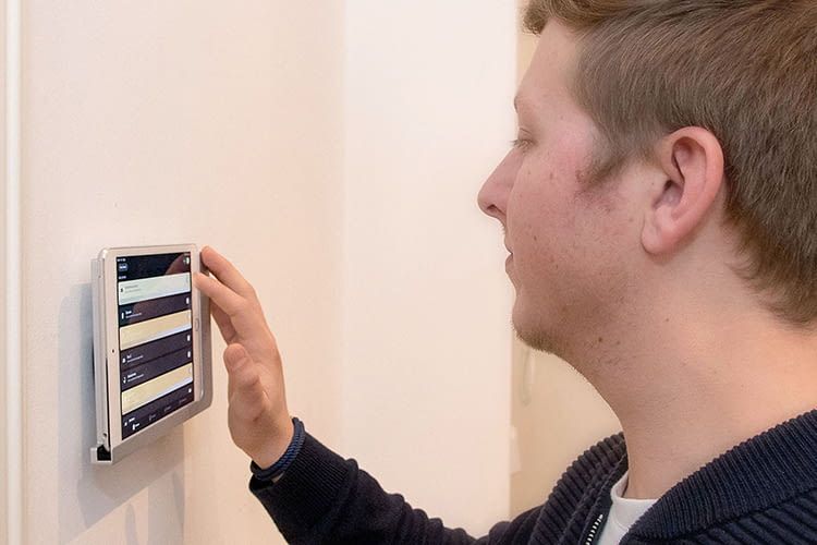 Timo bedient die Smart-Home-Zentrale Timo bedient die Smart-Home-Zentrale