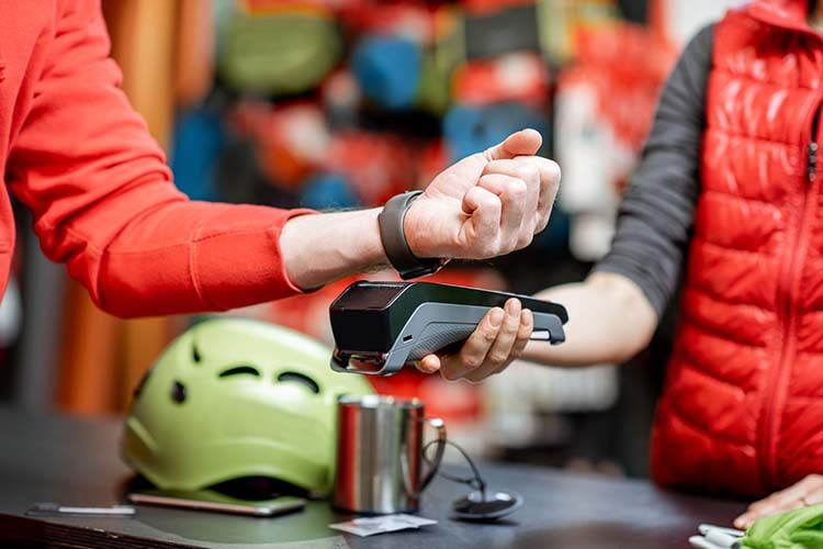 Wer mit der Smartwatch bezahlt muss keinen schweren Geldbeutel mehr mitnehmen Wer mit der Smartwatch bezahlt muss keinen schweren Geldbeutel mehr mitnehmen