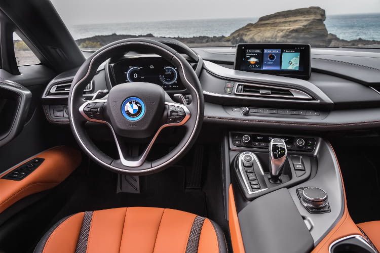 Futuristisches Design auch im Innenraum des BMW i8 Futuristisches Design auch im Innenraum des BMW i8