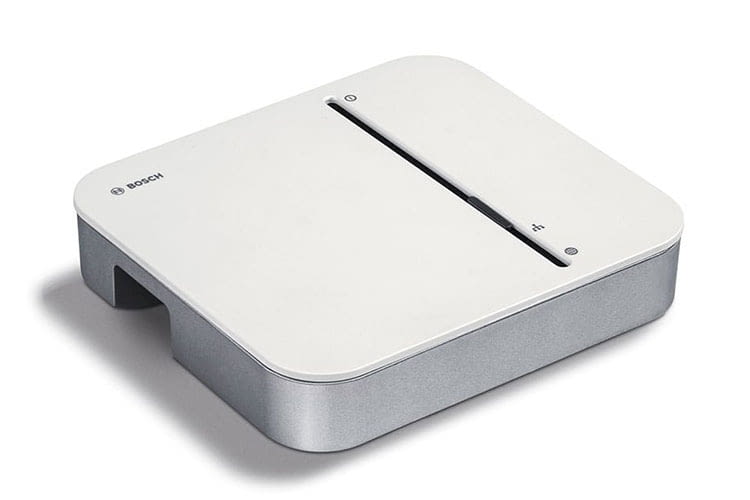 Der Bosch Smart Home Controller übernimmt die Kommunikation zwischen den Smart Home Geräten und Smartphone Der Bosch Smart Home Controller übernimmt die Kommunikation zwischen den Smart Home Geräten und Smartphone