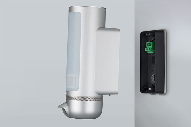 Die Eyes Außenkamera lässt sich an einen gebräuchlichen Außenlampen-Anschluss anbringen Die Eyes Außenkamera lässt sich an einen gebräuchlichen Außenlampen-Anschluss anbringen