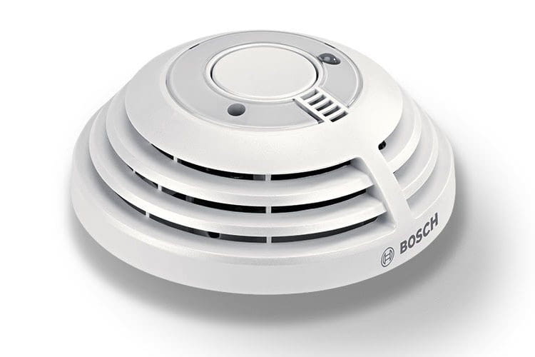 Der Bosch Smart Home Rauchwarnmelder dient auch als Sirene bei Einbrüchen und stellt im Notfall eine Notbeleuchtung zur Verfügung Der Bosch Smart Home Rauchwarnmelder dient auch als Sirene bei Einbrüchen und stellt im Notfall eine Notbeleuchtung zur Verfügung