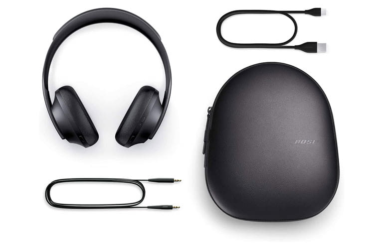 Der Lieferumfang der Bose Headphones 700 umfasst neben einem Transportetui auch ein Audio- und USB-C-Ladekabel Der Lieferumfang der Bose Headphones 700 umfasst neben einem Transportetui auch ein Audio- und USB-C-Ladekabel