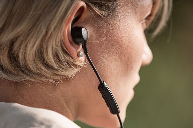 Die Fernbedienung des Bose QuietControl 30 ist am rechten Ohrhörerkabel integriert Die Fernbedienung des Bose QuietControl 30 ist am rechten Ohrhörerkabel integriert