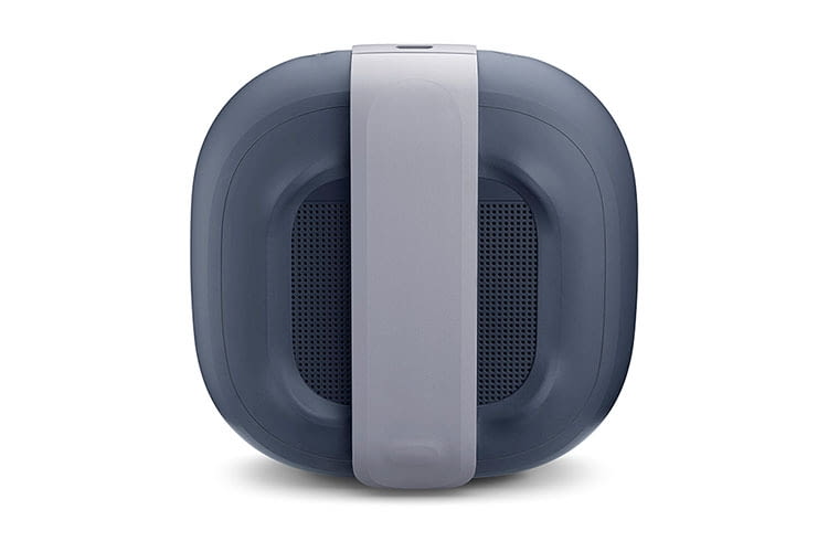 Befestigt wird BOSE SoundLink Micro über die an der Rückseite integrierte Silikonschlaufe Befestigt wird BOSE SoundLink Micro über die an der Rückseite integrierte Silikonschlaufe