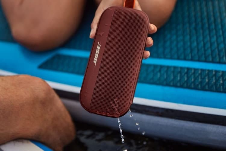 Der Bose SoundLink Flex ist wasserdicht und besonders stoßfest. Der Bose SoundLink Flex ist wasserdicht und besonders stoßfest.