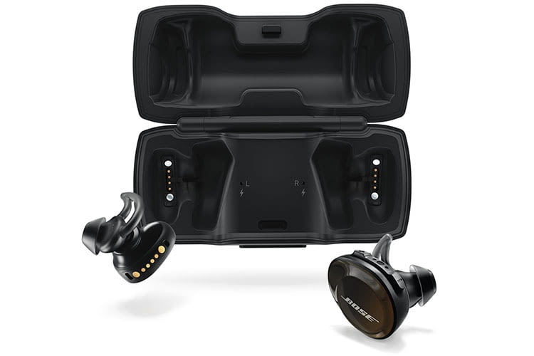 Die Akkus der Bose SoundSport Free Kopfhörer werden via Etue aufgeladen Die Akkus der Bose SoundSport Free Kopfhörer werden via Etue aufgeladen