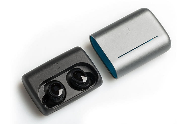 Die Bragi The Dash Pro In-Ear-Kopfhörer werden in der Aufbewahrungs-Box geladen Die Bragi The Dash Pro In-Ear-Kopfhörer werden in der Aufbewahrungs-Box geladen