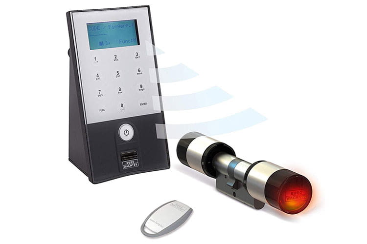 Das secuENTRY Türschloss von BURG-WÄCHTER lässt sich per Smartphone, Tastatur, Transponder oder Fingerabdruck bedienen Das secuENTRY Türschloss von BURG-WÄCHTER lässt sich per Smartphone, Tastatur, Transponder oder Fingerabdruck bedienen