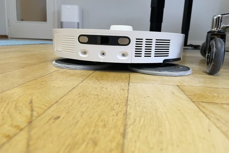 Hier ist gut zu erkennen, wie der Dreame den Wischradius mithilfe des Mopps vergrößert Hier ist gut zu erkennen, wie der Dreame den Wischradius mithilfe des Mopps vergrößert